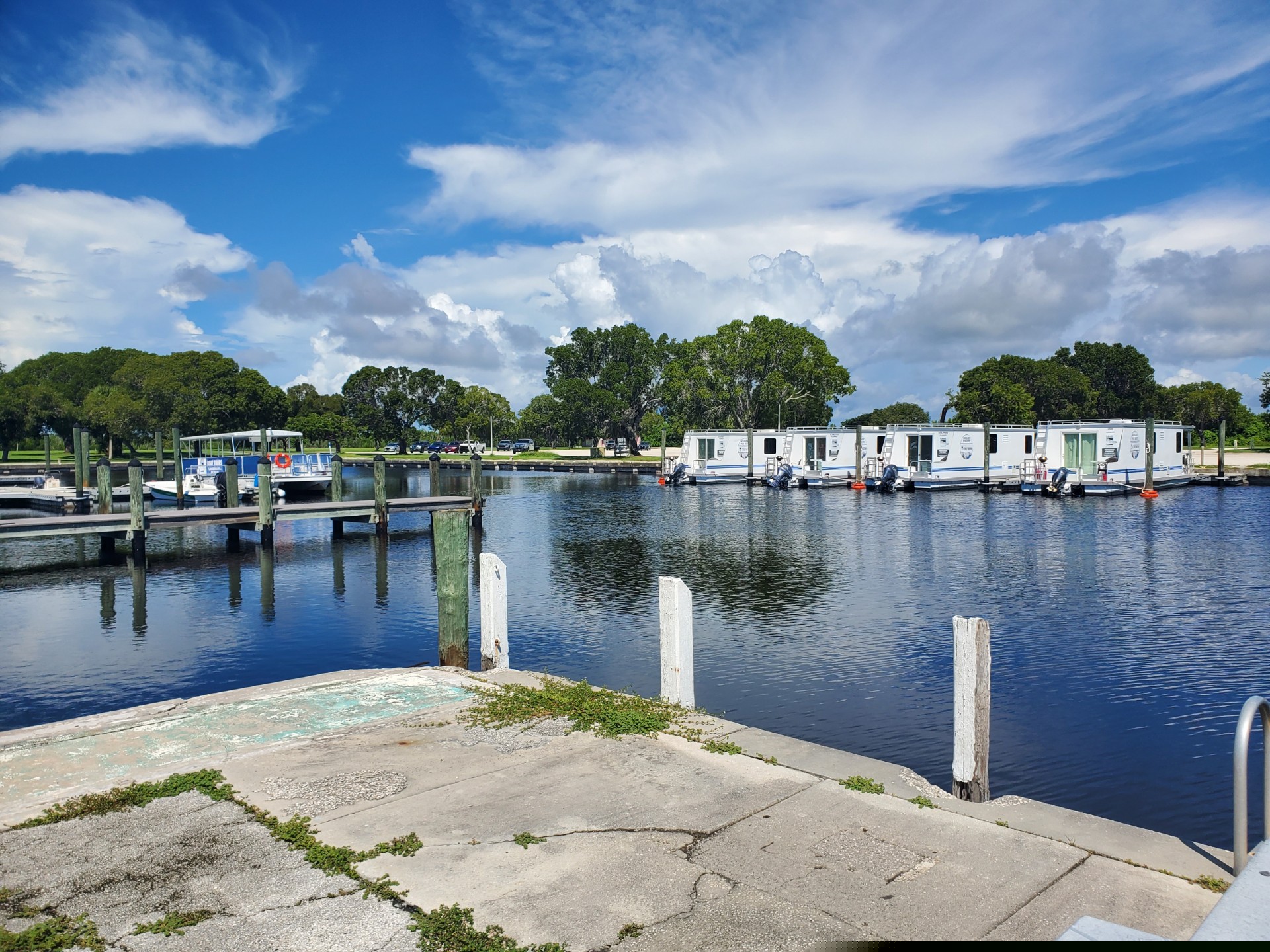 Images of houseboats at Everglades National Park