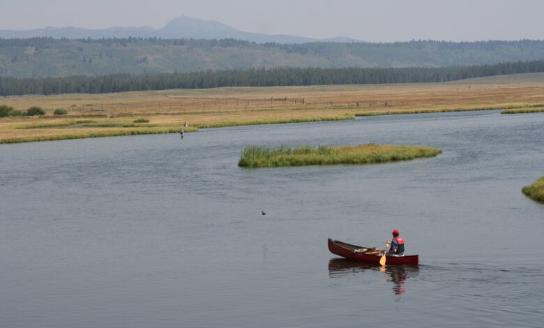 Imagine of people canoeing and fishing at an Idaho State Park.