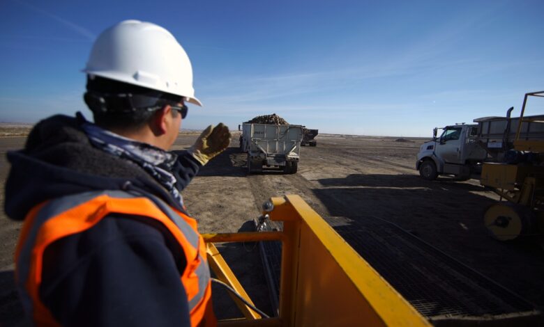 Photo of a piling operation at Amalgamated Sugar.